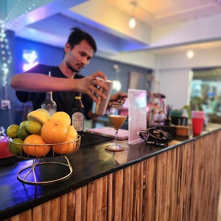 Tiki Tribe Bar & Hostel Тау Экстерьер фото