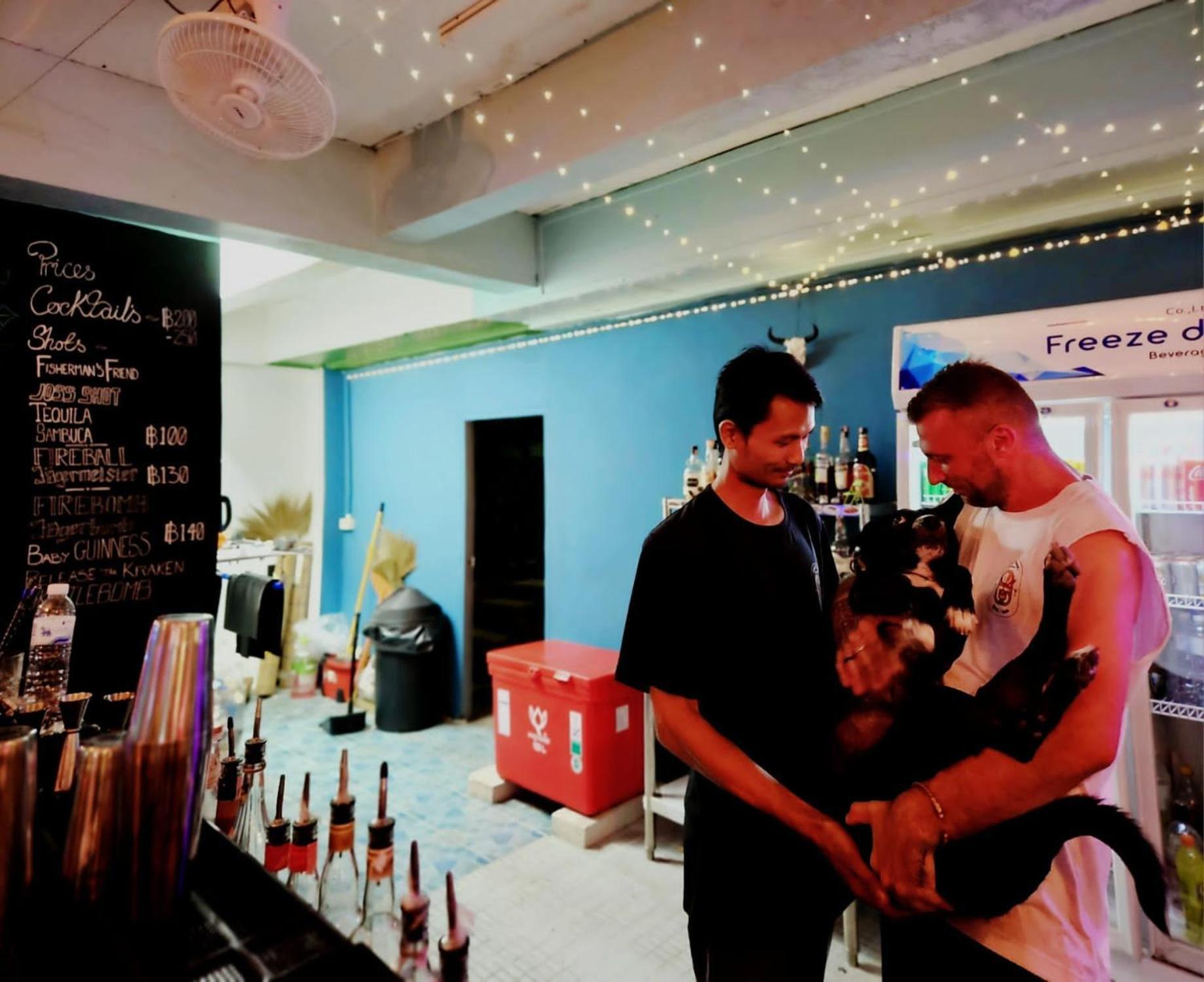 Tiki Tribe Bar & Hostel Тау Экстерьер фото