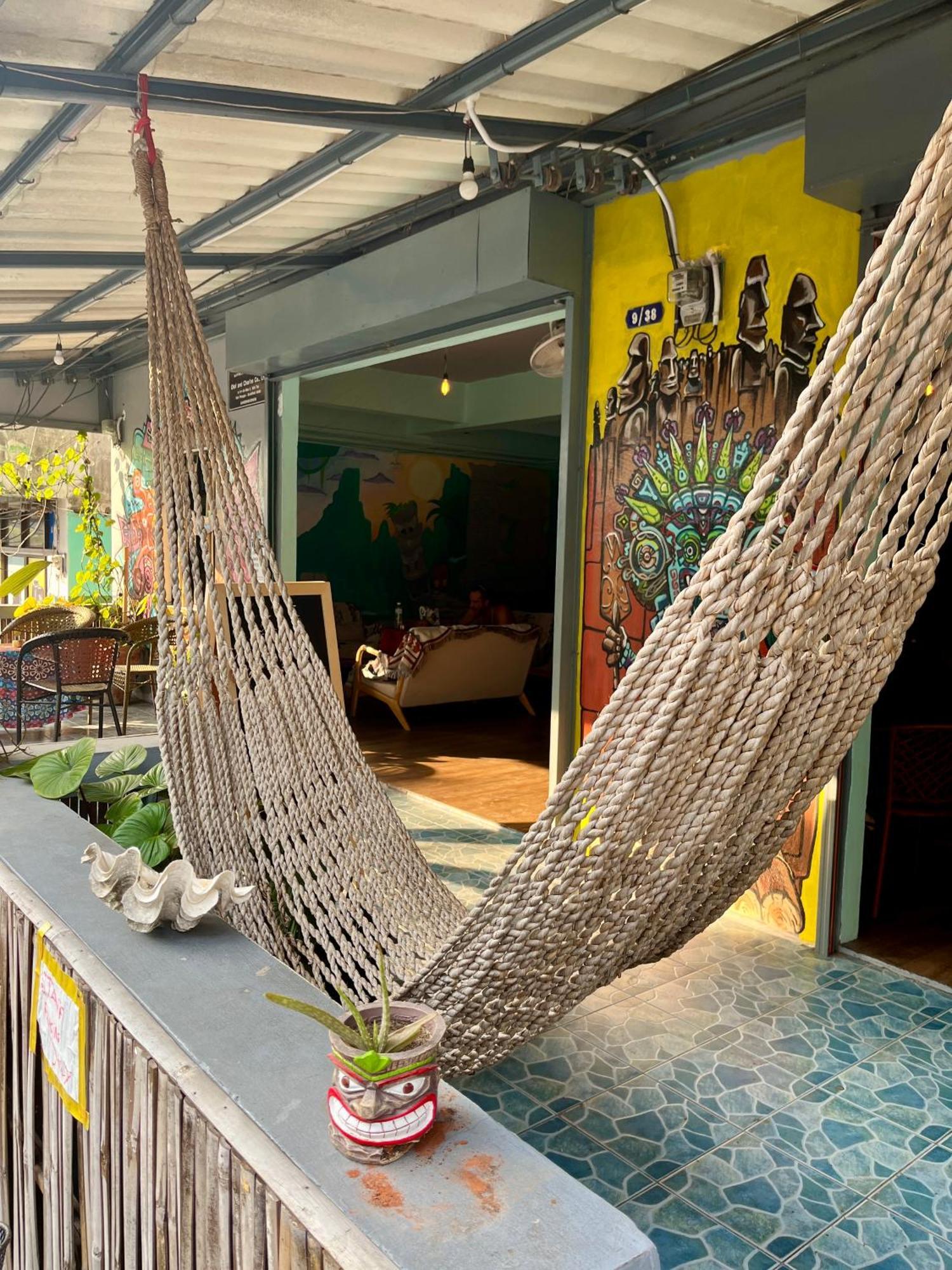 Tiki Tribe Bar & Hostel Тау Экстерьер фото