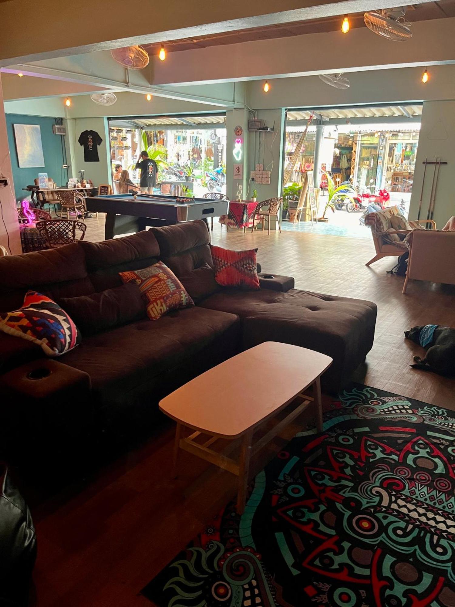 Tiki Tribe Bar & Hostel Тау Экстерьер фото