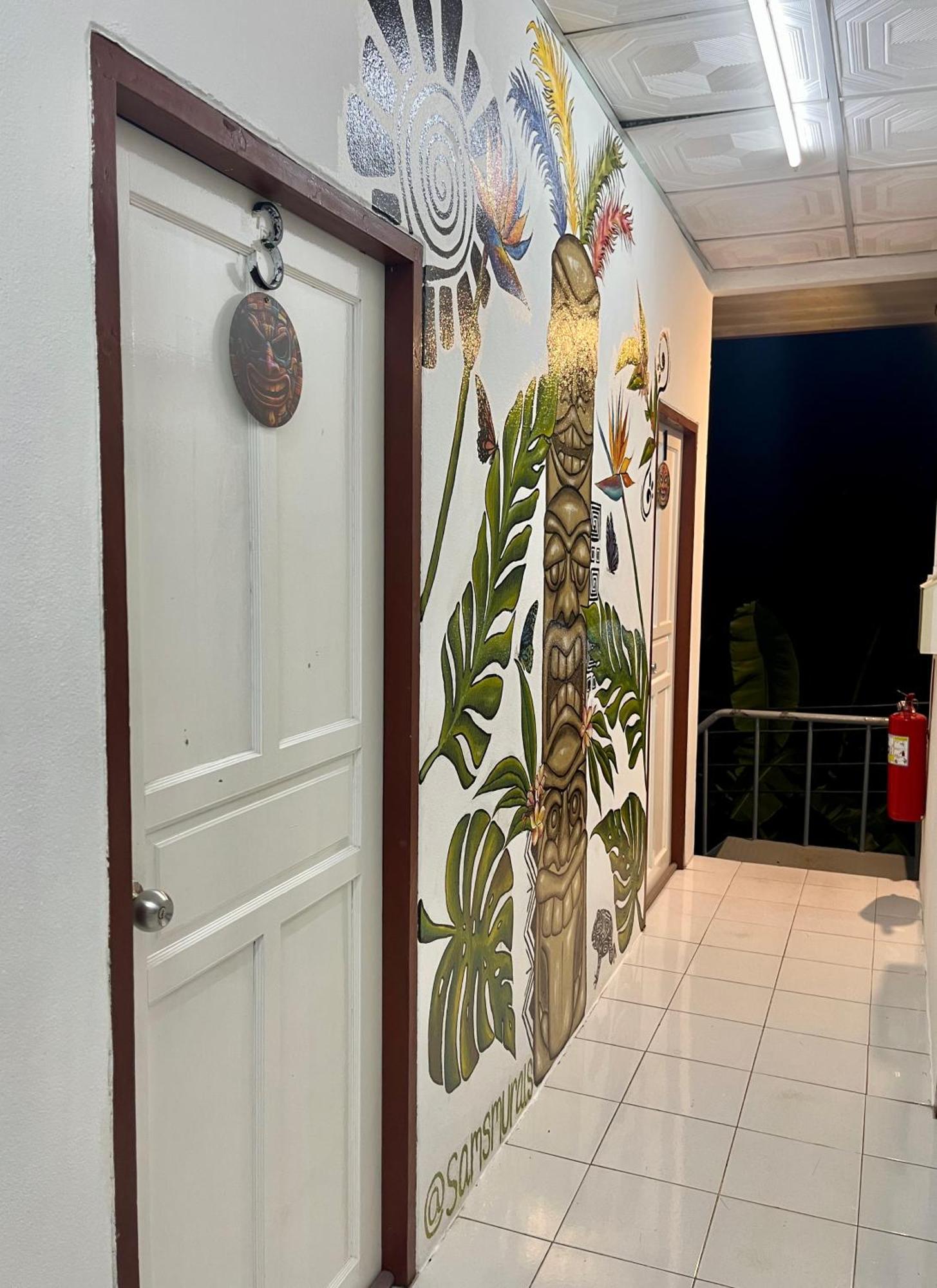 Tiki Tribe Bar & Hostel Тау Экстерьер фото